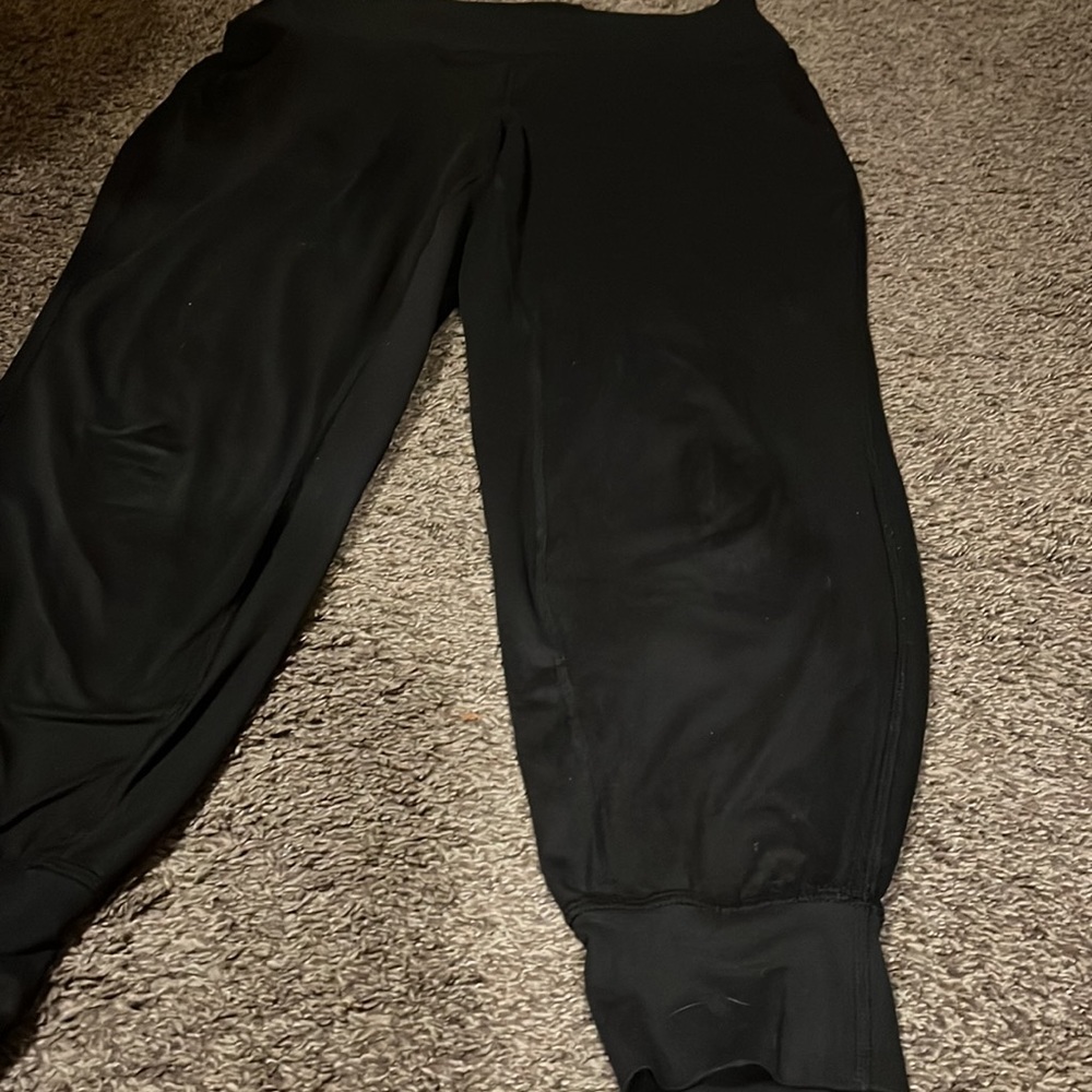 Leggings/sweatpants with side pockets and small pocket in waist. Size L